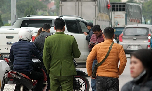 Phe vé AFF Cup 2018 ngang nhiên mua bán trước mặt cảnh sát