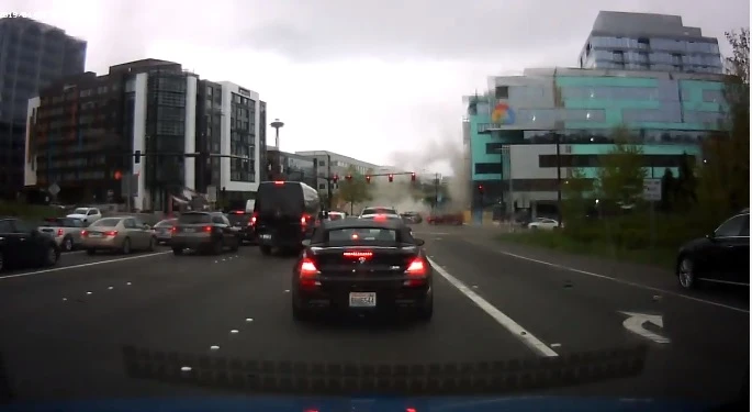 Video: Cẩu tháp đổ sập 'gây tai họa' cho nhiều xe trên đường