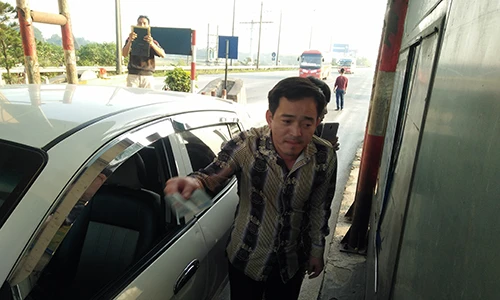 Lái xe gay gắt với nữ nhân viên BOT Bắc Thăng Long - Nội Bài