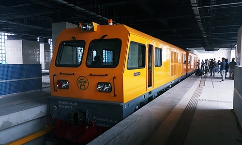 Chùm ảnh: Đầu máy "bò" trên tuyến đường sắt Cát Linh-Hà Đông