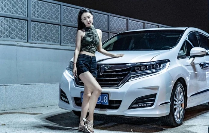 Hot girl người Trung Quốc khoe vóc dáng mảnh mai bên xe Honda