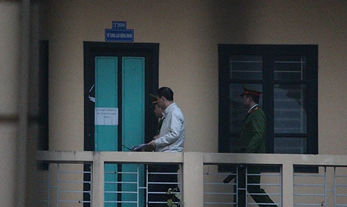 Hình ảnh cảnh sát dẫn giải Trịnh Xuân Thanh và đồng phạm đến tòa