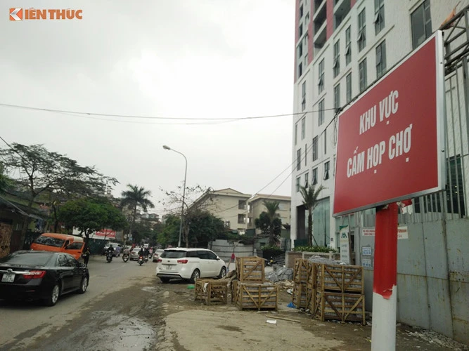 Cận cảnh chợ tạm, không phép “mọc” ngang nhiên ở quận Cầu Giấy