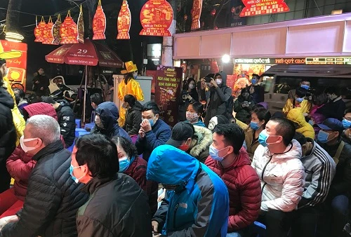 Mưa lạnh, người dân đeo khẩu trang đi mua vàng ngày vía Thần Tài từ 3h sáng