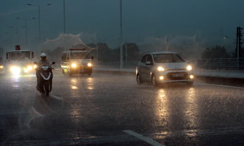 Ảnh: Hà Nội mưa dông sau những ngày nắng nóng như thiêu đốt