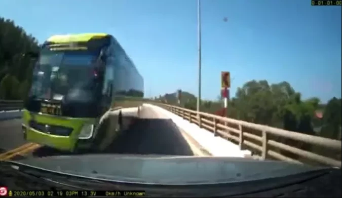 Video: Xe khách vượt ẩu, suýt gây tai nạn, người xem thót tim