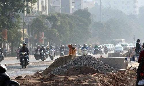 Ảnh: Giáp Tết, Hà Nội lại xén vỉa hè mở đường, dân méo mặt