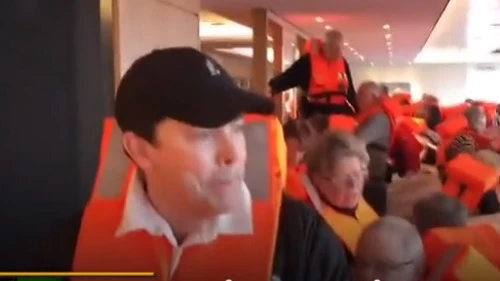 Video: Cảnh cứu hộ nghẹt thở trên tàu du lịch bị sóng đánh nghiêng