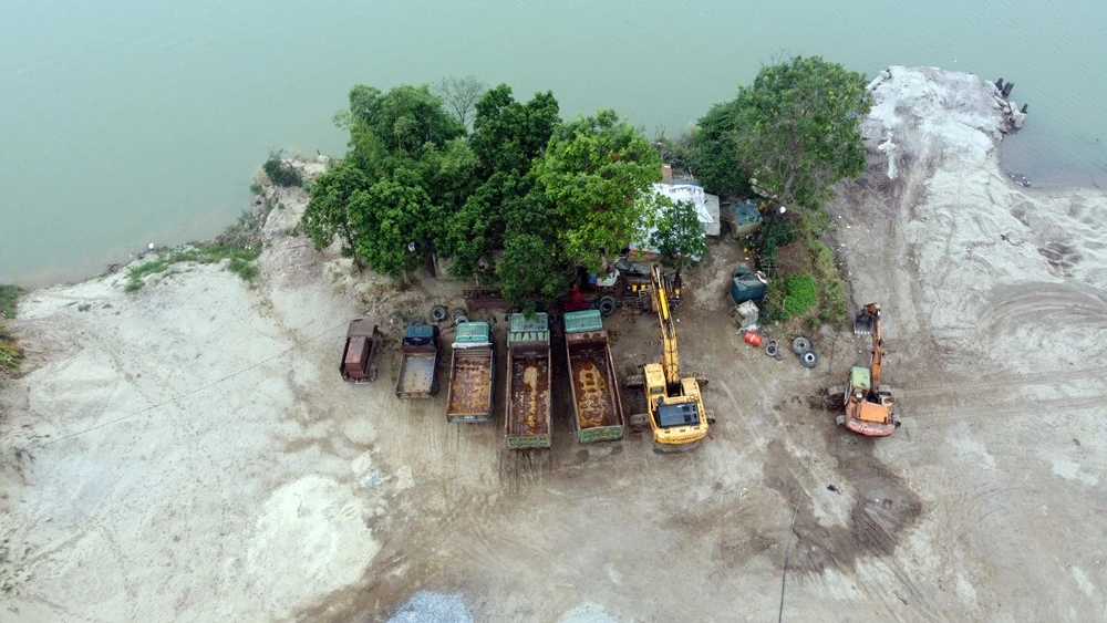 Hiện trạng bến bãi không phép ở Phù Đổng sau yêu cầu dẹp bỏ 