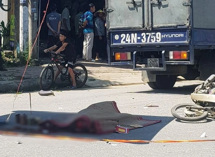 Video: Đâm vào ôtô tải, tài xế xe máy tử vong 