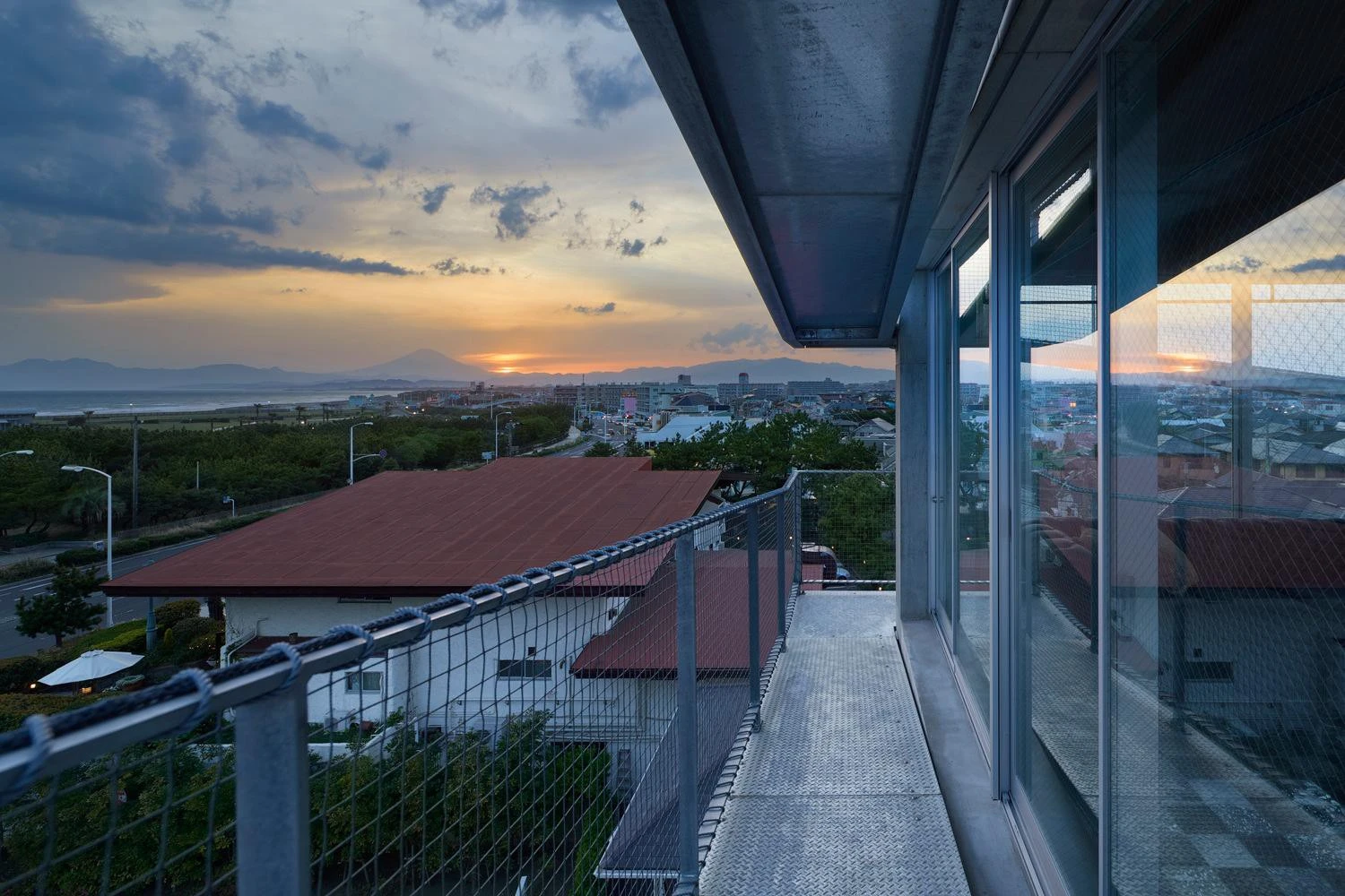 Độc lạ nhà 5 tầng lan can thay cầu thang