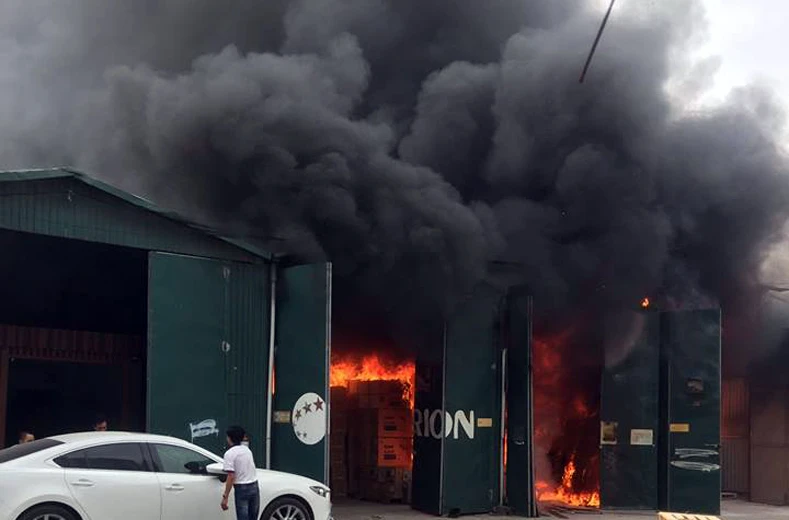 Cận cảnh khói lửa mù mịt ở vụ cháy dữ dội gần Keangnam