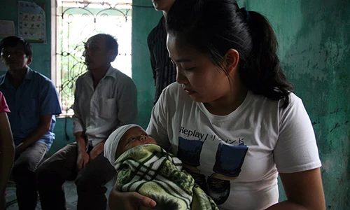 Người phụ nữ bị sét đánh tử vong: Đau lòng cảnh con nhỏ khát sữa mẹ