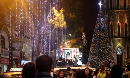 Người Hà Nội rộn ràng ra đường đón Giáng sinh 2016