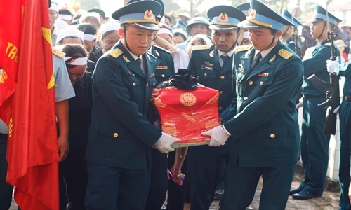 Nghẹn ngào tiễn đưa Đại tá Trần Quang Khải về nơi an nghỉ cuối cùng