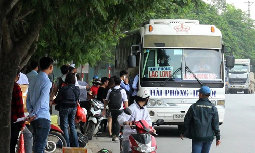 Ảnh: Xe khách tung hoành đón thả người náo loạn đường Hà Nội