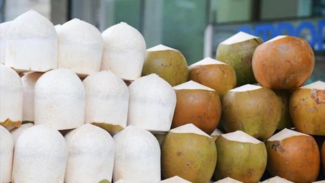 Video: Dừa trắng nõn nhờ tẩy bằng hóa chất bán đầy đường ở Sài Gòn