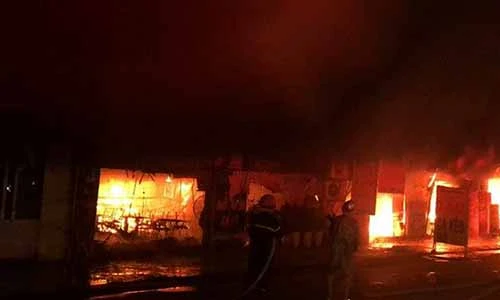 Hiện trường khói lửa cháy khủng khiếp loạt ki ốt ở Lai Xá, Hoài Đức