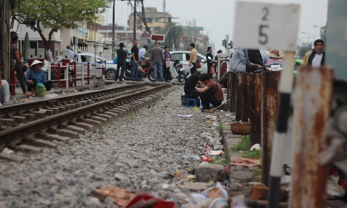 Ảnh: Tử thần chờ đợi khi hàng rong chiếm đường ray tàu hỏa Hà Nội