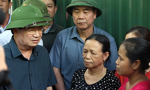 Phó Thủ tướng thị sát vụ nhà dân đổ xuống sông Đà