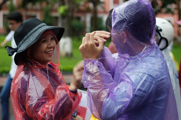 Chùm ảnh: Cảm động phụ huynh đứng co ro trong mưa đón con thi