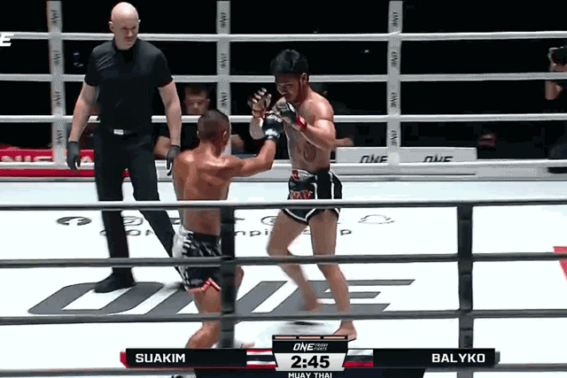 (CỐC CỐC) Võ sĩ Nga tung hàng loạt cú đấm hạ gục đối thủ - Hình 5 (COC COC) Vo si Nga tung hang loat cu dam ha guc doi thu-Hinh-5