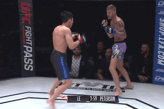 (CỐC CỐC) Võ sĩ Nga tung hàng loạt cú đấm hạ gục đối thủ - Hình 4 (COC COC) Vo si Nga tung hang loat cu dam ha guc doi thu-Hinh-4