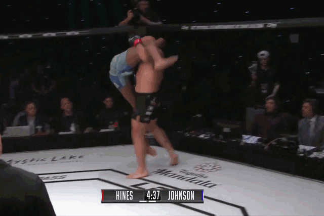 (CỐC CỐC) Võ sĩ Nga tung hàng loạt cú đấm hạ gục đối thủ - Hình 2 (COC COC) Vo si Nga tung hang loat cu dam ha guc doi thu-Hinh-2