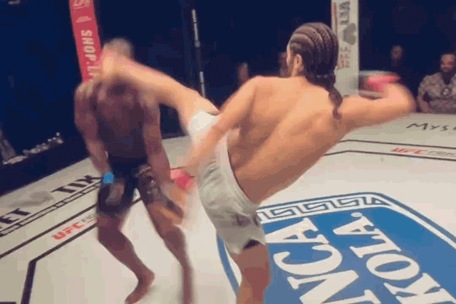 (CỐC CỐC) Võ sĩ Nga tung hàng loạt cú đấm hạ gục đối thủ - Hình 3 (COC COC) Vo si Nga tung hang loat cu dam ha guc doi thu-Hinh-3