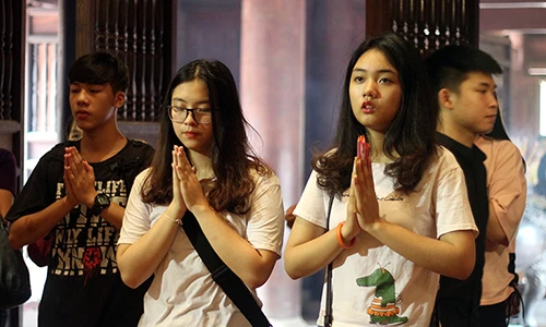 Ảnh: Sĩ tử kéo đến Văn Miếu cầu may trước ngày thi THPT Quốc gia