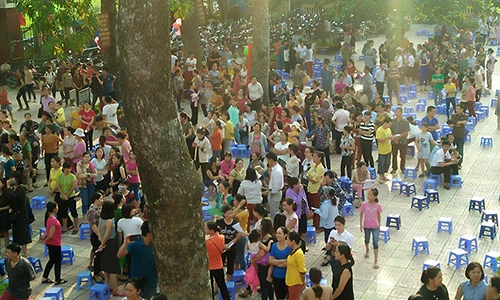 Trường TH Sơn Đồng bị tố lạm thu: Phụ huynh vây kín hiệu trưởng đòi giải thích