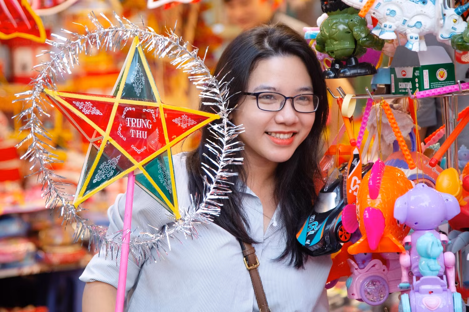 Dựng studio ngoài trời thu hút khách chụp ảnh trên phố Hàng Mã