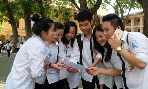 Ảnh: Thí sinh thở phào với đề thi môn Ngữ văn THPT Quốc gia