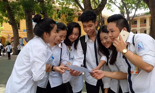 Ảnh: Thí sinh thở phào với đề thi môn Ngữ văn THPT Quốc gia