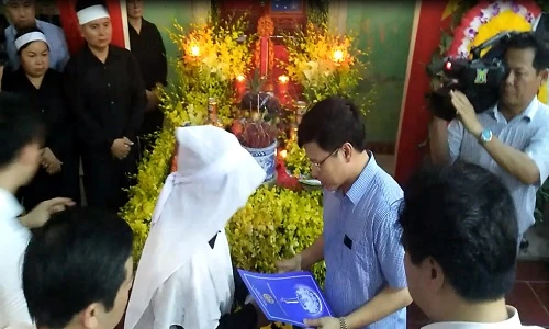 Trao quyết định đặc cách tuyển dụng vợ Đại tá Khải tại lễ tang