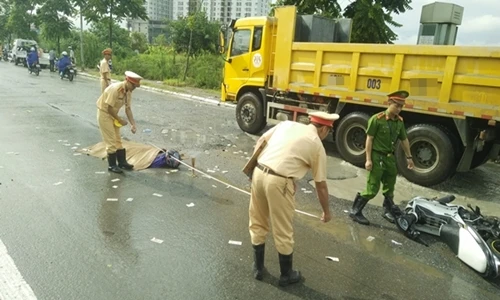 Ảnh: Xe bồn cán chết người tháo chạy khỏi hiện trường trong mưa