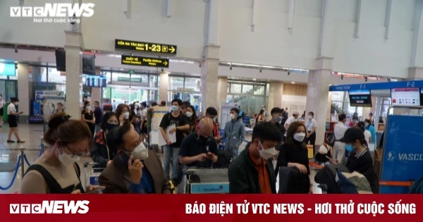 Ảnh: Người dân ùn ùn rời TP.HCM về quê ăn Tết, sân bay Tân Sơn Nhất đông nghịt