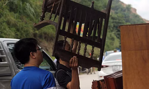 Nhà đổ xuống sông Đà: Người dân "nháo nhác" di dời tài sản