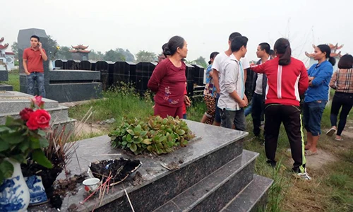 Ảnh: Hàng loạt bát hương trong nghĩa trang bị đập tan nát