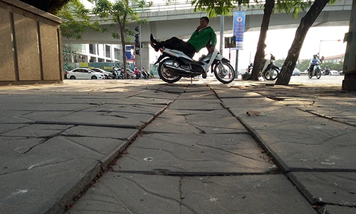 Cận cảnh đá vỉa hè Hà Nội mới đại tu đã “nát bươm“