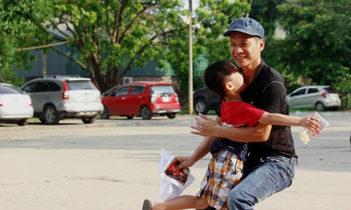 Ảnh: Bố con ôm chặt nhau trước cửa trại tạm giam số 1