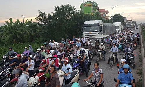 Ảnh: Người Hà Nội "chôn" chân ở Quốc lộ 1A vì tai nạn giao thông