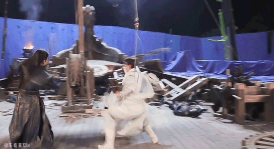 Trong clip, đoàn làm phim đã giới thiệu tới khán giả hậu trường xây dựng công phu và những cảnh hành động đẹp mắt. Trong đó, dàn diễn viên trẻ cố gắng thực hiện các động tác võ thuật khó, không thiếu những cảnh nhào lộn trên không hay múa kiếm mãn nhãn.