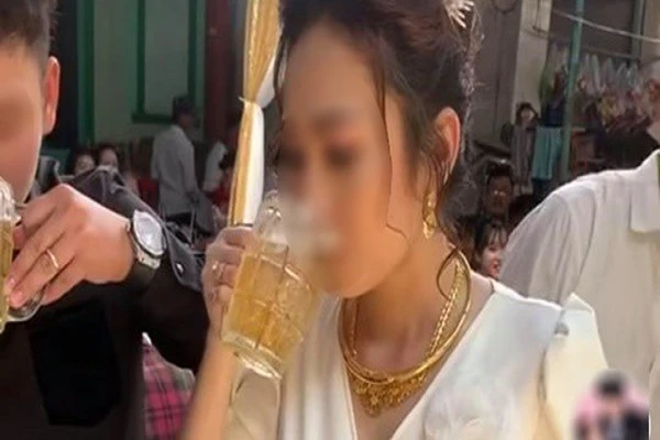 Video: Cô dâu ra mặt “xử” cả lít bia để nhận tiền mừng cưới 