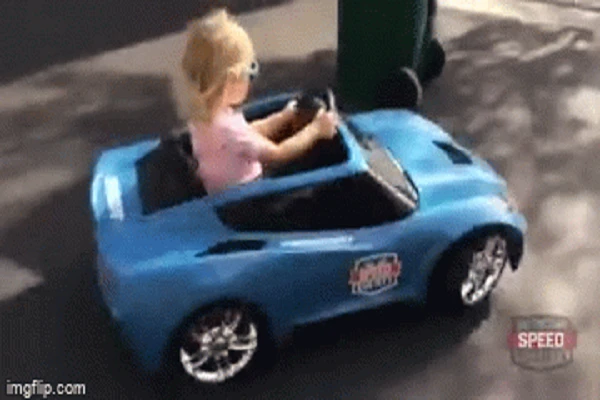 Video: Nhóc tỳ 4 tuổi lái ô tô siêu đẳng như tay đua F1