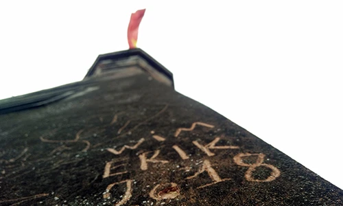 Ảnh: Di tích tại Hà Nội bị bôi bẩn chi chít