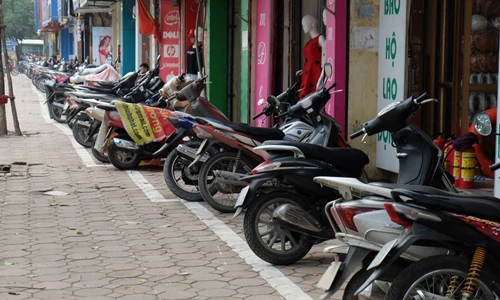 Ảnh: Lạ lùng vạch kẻ vỉa hè thò ra thụt vào ở Hà Nội