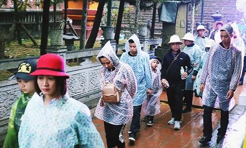 Ảnh: Du khách đội mưa, ùn ùn trẩy hội chùa Hương từ tờ mờ sáng