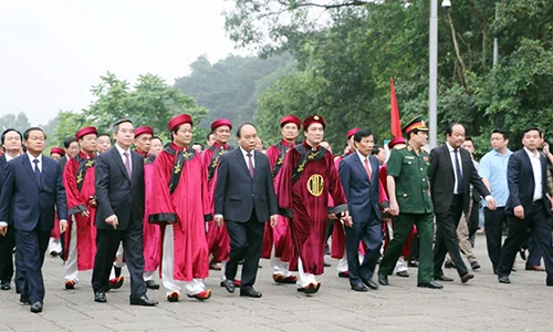 Thủ tướng Nguyễn Xuân Phúc đội mưa dâng hương tại Giỗ Tổ Hùng Vương