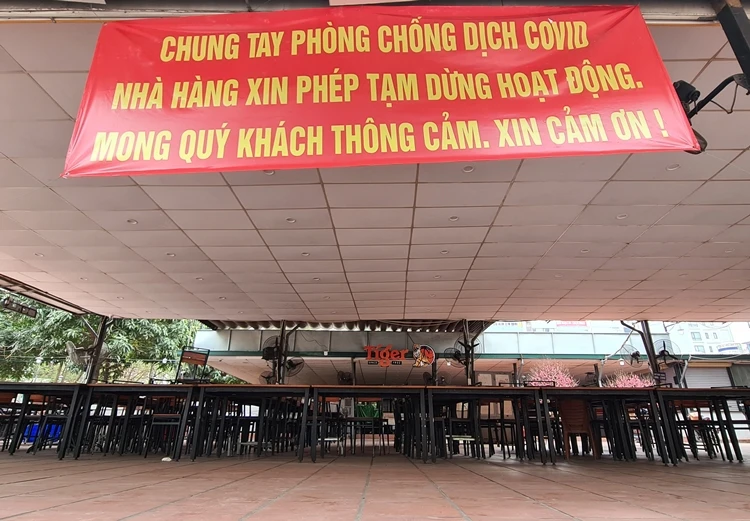 Hà Nội: Nhà hàng, quán nhậu vắng teo... treo biển nghỉ Tết sớm vì COVID-19